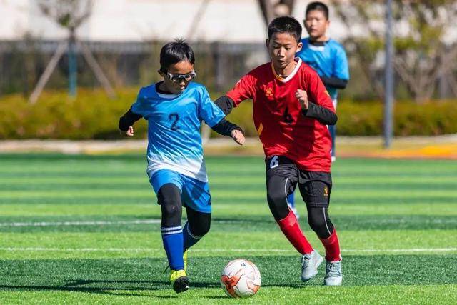 中国选手朱卿获大连马拉松女子组冠军